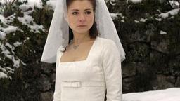 Laura (im Brautkleid) weint