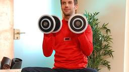 Florian Stadler mit Hanteln