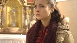 Laura in der Kirche