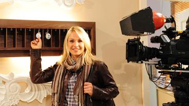 Bild: ARD/Ann Paur Magdalena Neuner hinter der Rezeption