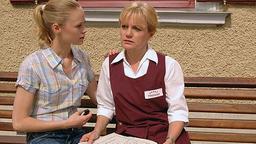 Elisabeth und Miriam mit der Zeitung