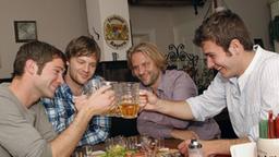 Lukas feiert zusammen mit Simon, Michael und Ben Junggesellenabschied