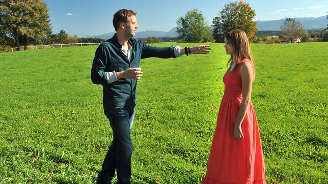 Nils (Florian Stadler, l.) steigert sich immer mehr in die Hoffnung hinein, Sabrina (Sarah Elena Timpe, r.) könnte noch leben. In seinem Rausch hat er eine Vision.A