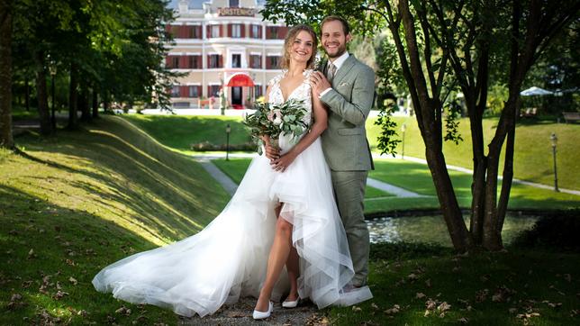 Bild: ARD/Christof Arnold Happy End: Am Ende der 17. "Sturm der Liebe"-Staffel geben sich Maja und Florian das Ja-Wort bei ihrer Traumhochzeit.