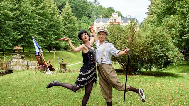 Bild: ARD/Christof Arnold 10 Jahre "Sturm der Liebe" - Musicalfolge: Heiratsschwindlerin Beatrice (Isabella Hübner) und ihr raffgieriger Sohn David (Michael N. Kühl) singen und tanzen zu dem Song "Money makes the world go round".