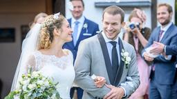 Hochzeit: Franzi (Léa Wegmann, l.) und Tim (Florian Frowein, v. r.) werden von Florian (Arne Löber, h.r.), Maja (Christina Arends, h.2.v.r.), Christoph (Dieter Bach, h.2.v.l.) und Lucy (Jennifer Siemann, h.l.) gefeiert.