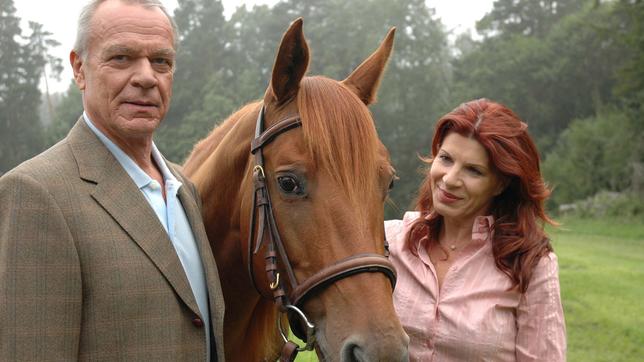 Bild: ARD/Jo Bischoff Cora und Werner mit einem Pferd