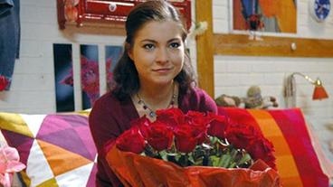 Bild: ARD/Jo Bischoff Laura mit einem Strauß Blumen