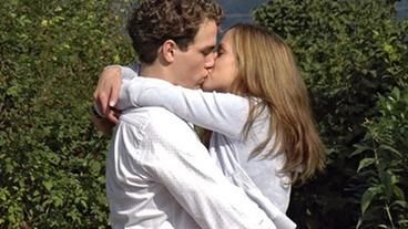 Bild: ARD/Jo Bischoff Xaver und Marie küssen sich