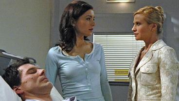 Bild: ARD/Jo Bischoff Laura und Katharina am Krankenbett von Alexander