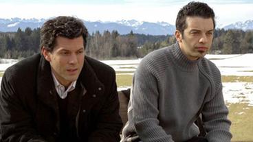 Bild: ARD/Jo Bischoff Alexander und Robert sitzen auf einer Bank