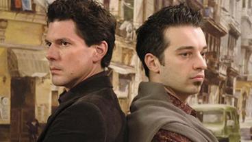 Bild: ARD/Jo Bischoff Rücken an Rücken: Alexander und Robert
