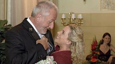 Alfons gibt Tanja das Geld zurück.