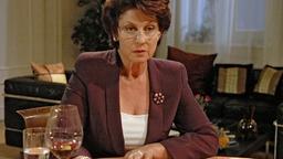 Charlotte am Schreibtisch