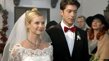 Bild: ARD/Jo Bischoff Katharina und Maxim in der Kirche