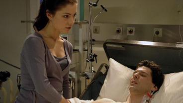 Bild: ARD/Jo Bischoff Laura am Krankenbett
