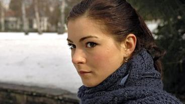 Bild: ARD/Jo Bischoff Laura hält die Kette in der Hand