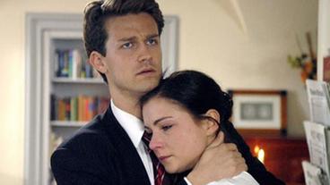 Bild: ARD/Jo Bischoff Laura weint an Lars' Schulter