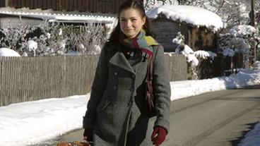 Bild: ARD/Jo Bischoff Laura trägt einen Koffer