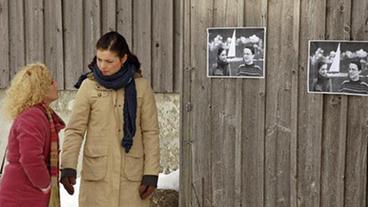 Bild: ARD/Jo Bischoff Laura und Tanja vor den Fotomontagen