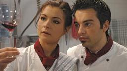Robert und Laura mit einem Glas Wein