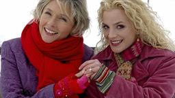 Tanja und Viola sitzen auf eine Bank