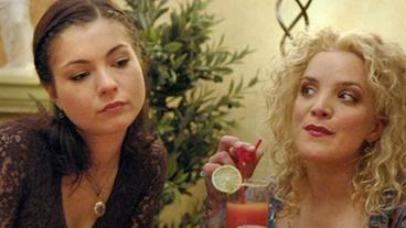 Bild: ARD/Jo Bischoff Tanja und Laura in der Kneipe
