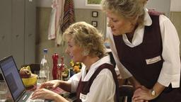 Viola und Hildegard vorm Computer