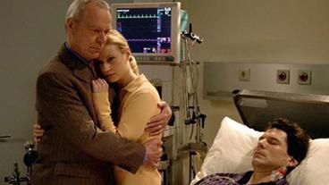 Bild: ARD/Jo Bischoff Werner und Katharina am Krankenbett