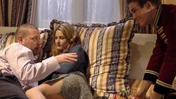 Natalie liegt mit Carsten im Bett, daneben Xaver