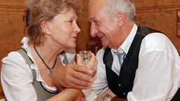 Hildegard und Pachmeyer trinken Brüderschaft