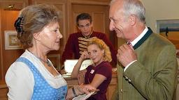 Xaver und Tanja beobachten Hildegard und Pachmeyer
