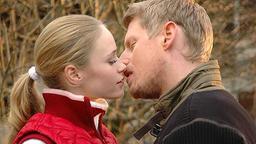 Miriam und Felix küssen sich