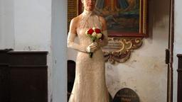 Barbara steht in der Kirche