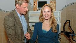 Felix hält die stehende Miriam