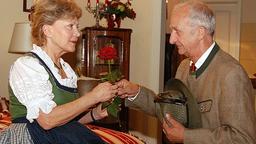 Pachmeyer gibt Hildegard eine Rose