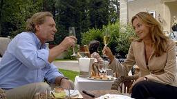 Rainer und Fiona trinken Sekt im Garten