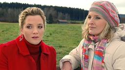 Tanja sitzt mit Nora auf einer Bank