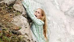 Miriam klammert sich an den Felsen