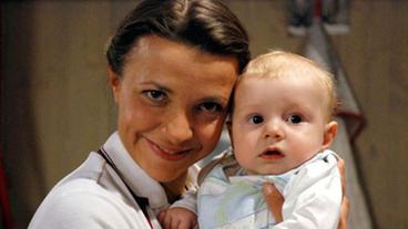 Bild: ARD/Jo Bischoff Kira mit ihrem Baby
