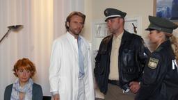 Helen, Michael und zwei Polizisten