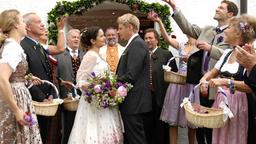 Das Hochzeitspaar mit ihren Gästen