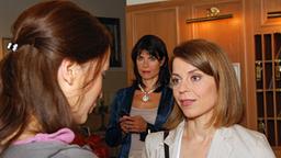 Eva (l.) und eine Mitarbeiterin des Jugendamtes