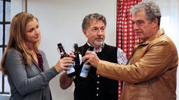 André, Theresa und Julius stoßen an