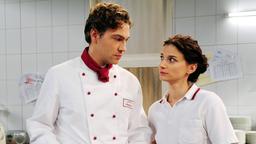 Christian lädt Elena für den Abend ein
