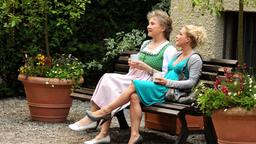 Hildegard und Tanja auf der Parkbank