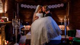 Hochzeit: Rebecca (Julia Alice Ludwig, l.) und William (Alexander Milz, r.) freuen sich auf ihre Hochzeitsnacht in der Romantikhütte. 
