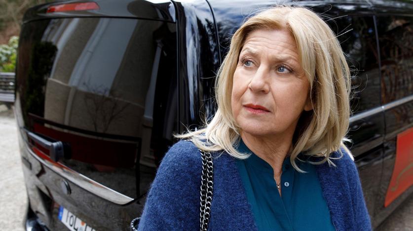 Abschied: Schweren Herzens verlässt Charlotte (Mona Seefried) endgültig den "Fürstenhof".