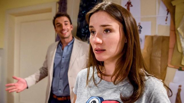 Bild: ARD/Christof Arnold Adrian (Max Alberti) ahnt nicht, wie sehr es Clara (Jeannine Wacker) aufwühlt, als er sie bittet seine Trauzeugin zu werden.