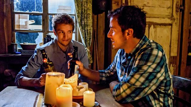 Bild: ARD/Christof Arnold Adrian (Max Alberti) begleitet Oskar (Philip Butz) in die Berge und versucht ihn von seinem Liebeskummer abzulenken.